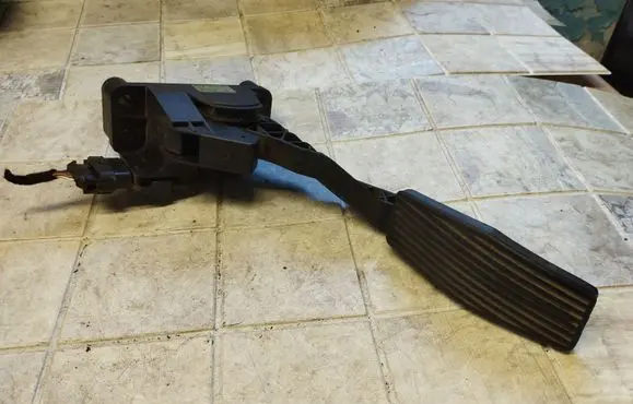 Opel Zafira A Accelerator throttle pedal 90581208 18509754 0281002298