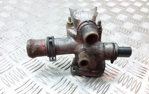 Volkswagen PASSAT B5 Engine coolant pipe/hose 038121133A