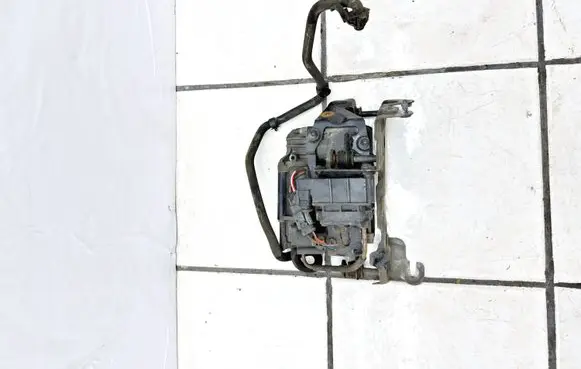 Mercedes-Benz C W205 Air suspension compressor/pump A2053200104