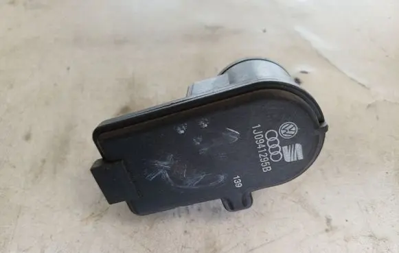 Volkswagen Golf V Headlight level adjustment motor 1J0941295B