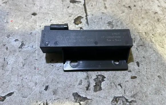 Dodge Durango III Aerial antenna amplifier 68068148AA 64469T