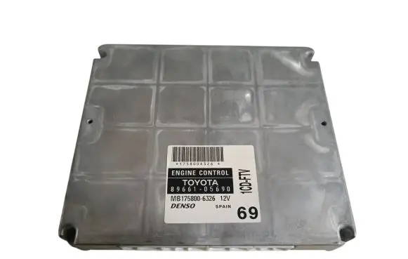 Toyota Avensis T250 Engine control unit/module 8966105690 MB1758006326