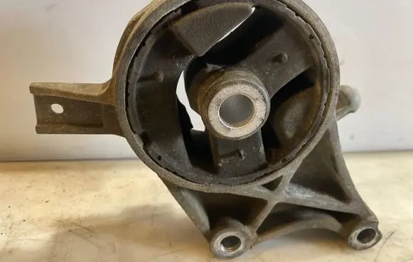 Engine mount bracket