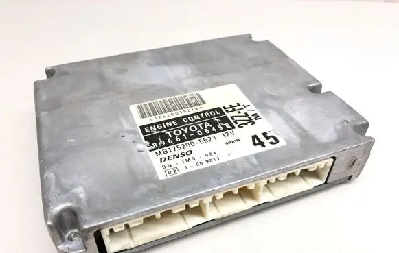 Toyota Avensis T220 Engine control unit/module 8966105450 MB1752005521