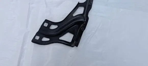 Audi Q3 8U Fender mounting bracket 8U0821136