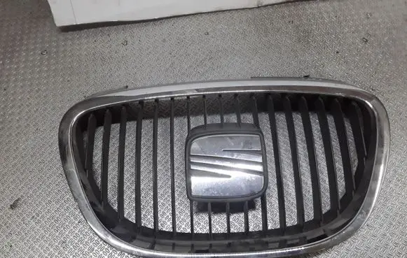 Seat Altea XL Front bumper upper radiator grill