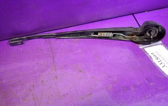 Rear wiper blade arm