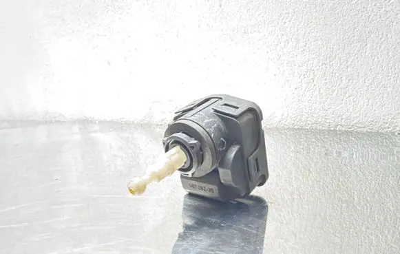 Opel Omega B1 Headlight level adjustment motor 00728230