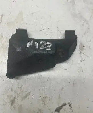 Toyota RAV 4 (XA20) Engine mounting bracket