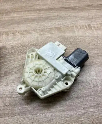 Volkswagen PASSAT B8 Rear door window regulator motor 5Q4959811E A75517110