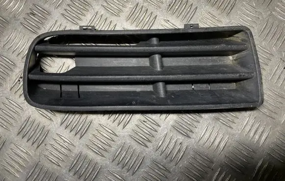Volkswagen Golf IV Front bumper lower grill 1J0853665B