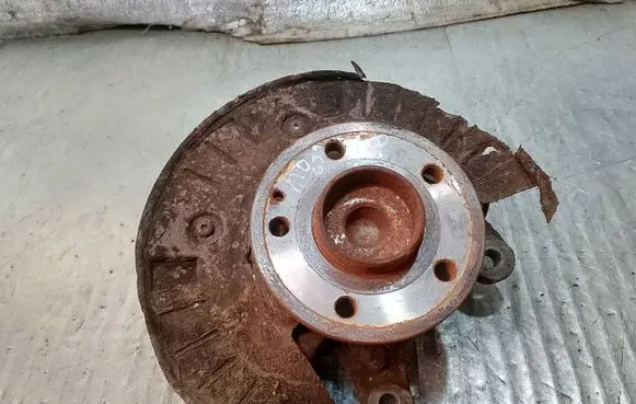 Mercedes-Benz Vito Viano W639 Front wheel hub spindle knuckle 6393320224