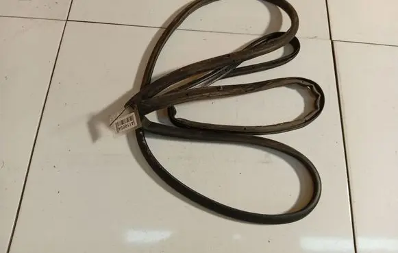 Opel Astra J Rubber seal front coupe door 