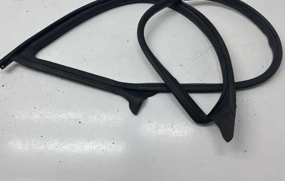 Tesla Model 3 Rubber seal front door (on door) 1090499 156223