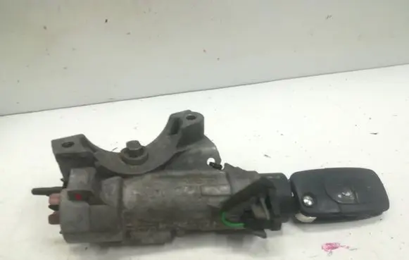 Volkswagen PASSAT B5.5 Ignition lock 4B0905851A