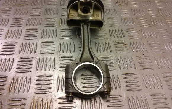 Alfa Romeo Stelvio Piston with connecting rod 70904182
