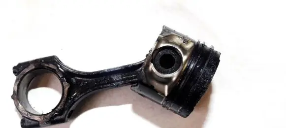 Toyota Avensis T250 Piston with connecting rod