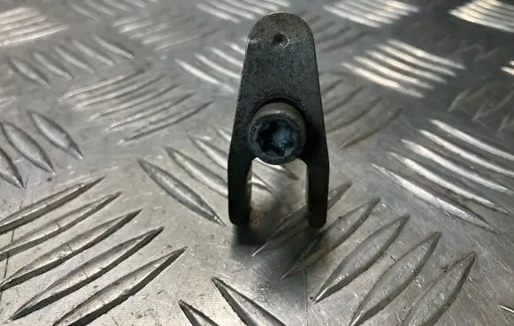 Mercedes-Benz ML W164 Fuel Injector clamp holder 