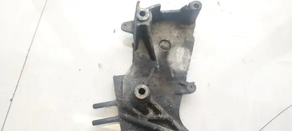 Hyundai Trajet Engine mounting bracket