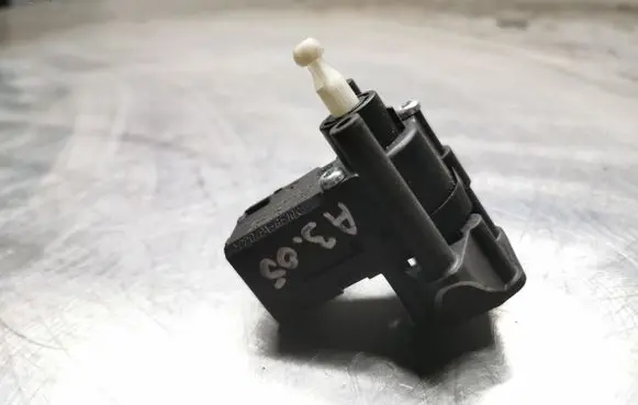 Headlight level adjustment motor