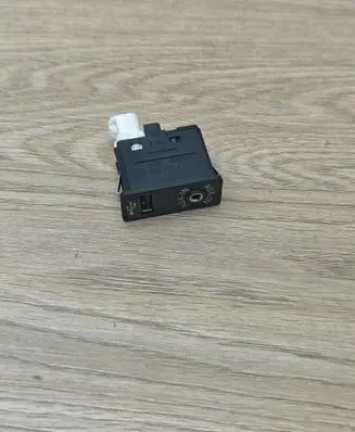 BMW X5 E70 USB socket connector 9237653