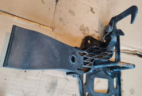 Audi A4 S4 B8 8K Engine bonnet/hood lock/latch loop/hook 8T0823480