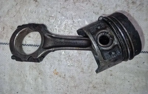 Nissan Patrol Y60 Piston with connecting rod v72-1