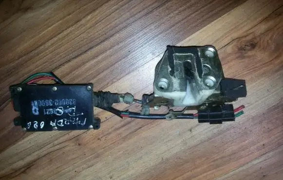 Mazda 626 Rear door lock 8300003690