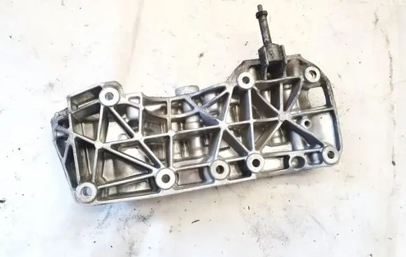 Engine mounting bracket