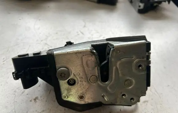 BMW 3 E46 Front door lock 7011241