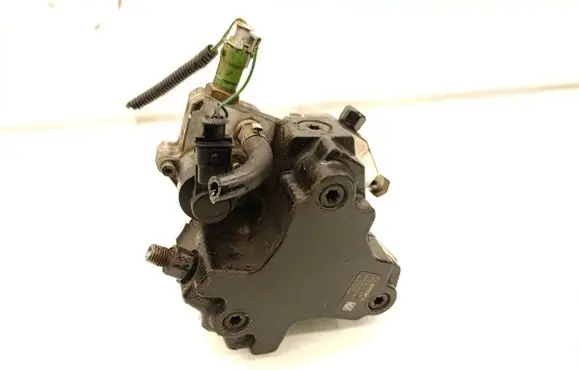 Volvo V70 Fuel injection high pressure pump 30756125