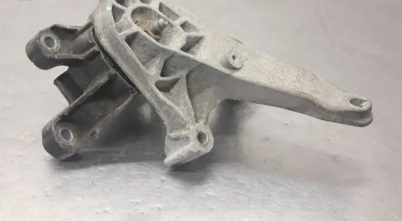 Engine mounting bracket