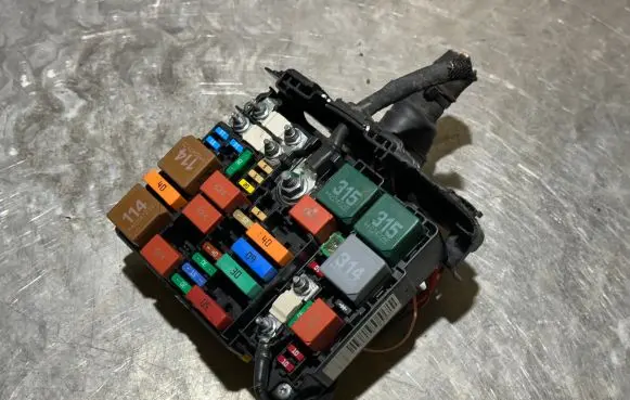 Citroen C4 III e-C4 Fuse module 9804848580