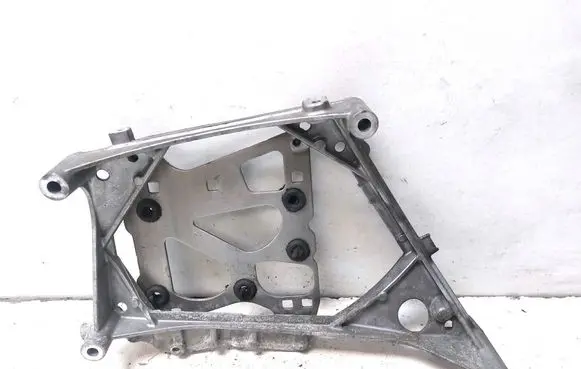 Engine mounting bracket