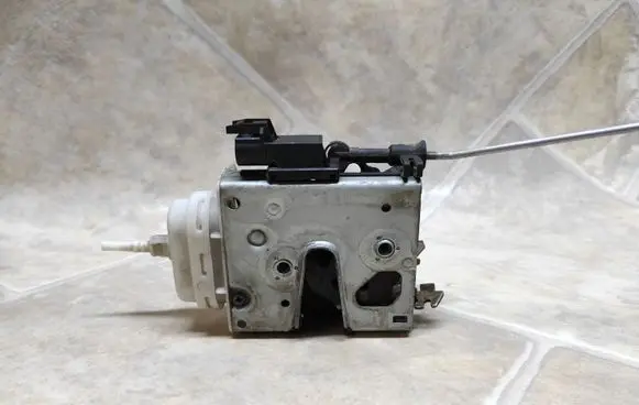 Audi A4 S4 B5 8D Front door lock 8D1837016