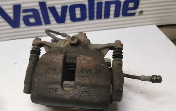 Volkswagen PASSAT B8 Front brake caliper 6799D