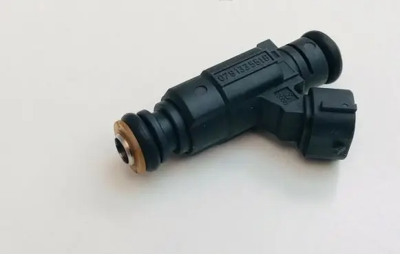 Audi A8 S8 D3 4E Fuel injector 079133551B