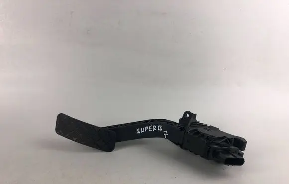 Accelerator throttle pedal