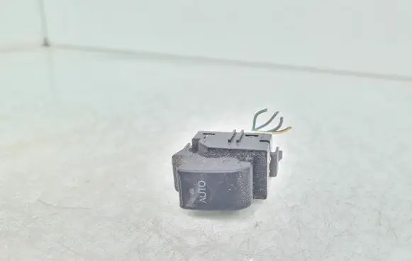 Toyota Avensis T250 Electric window control switch 8481005050