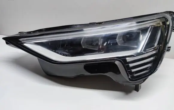 Audi e-tron Headlight/headlamp 4KE941039