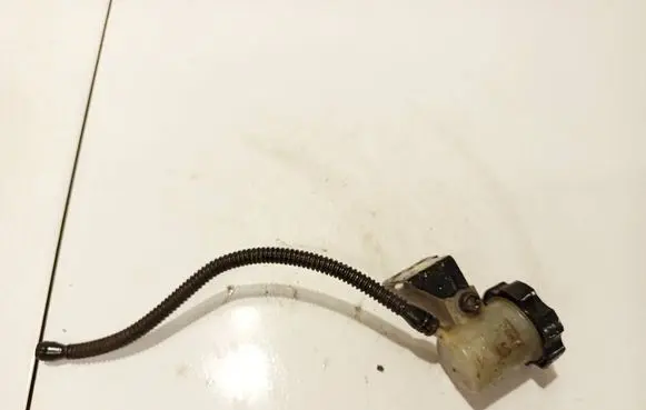 Chevrolet Captiva Brake fluid reservoir 