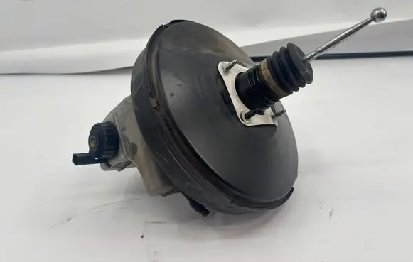 Volkswagen PASSAT B7 Brake booster 3C1611301