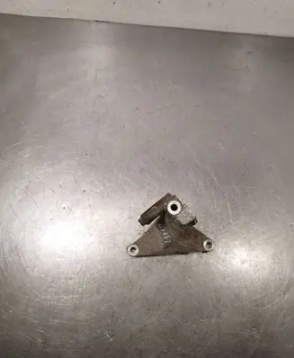 Subaru Legacy Engine mounting bracket