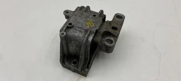 Volkswagen PASSAT B6 Engine mount bracket 1K0199262