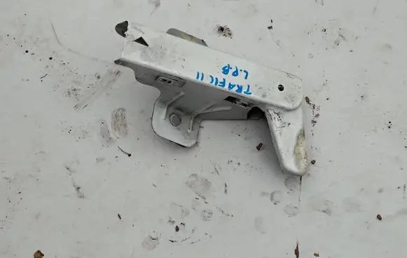 Renault Trafic II (X83) Fender mounting bracket 