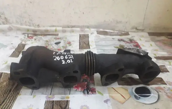Toyota Avensis T220 Exhaust manifold