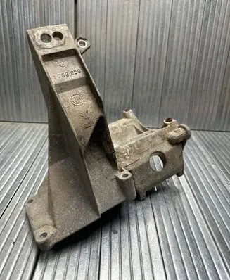 BMW 7 E38 Engine mounting bracket 1736956