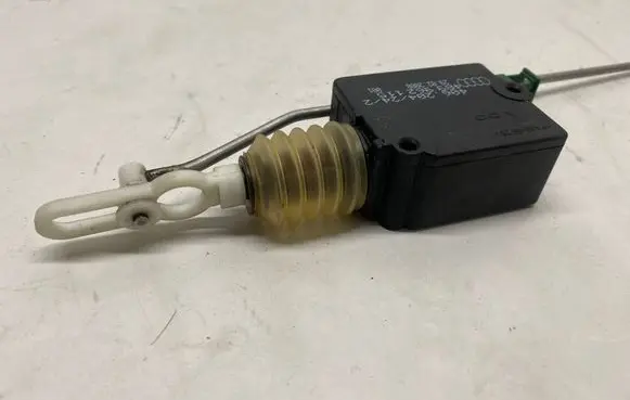 Audi A6 S6 C5 4B Fuel tank cap lock 4B9962115