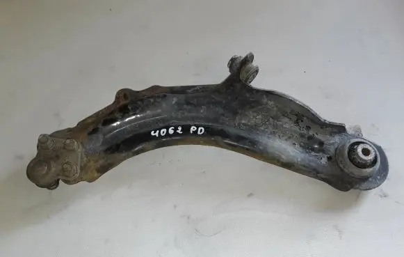 Renault Kangoo II Front lower control arm/wishbone 8200586567