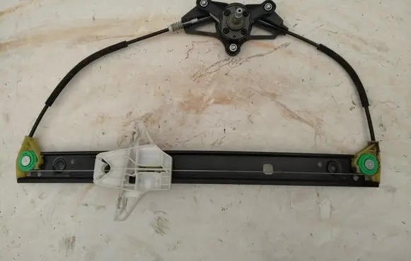 Rear door manual window regulator